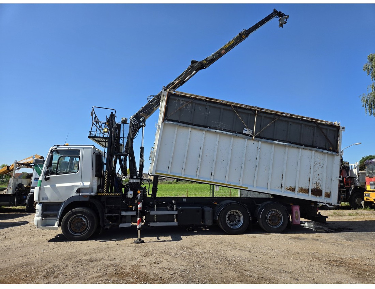 DAF CF85.410 6x2 steering axle lenk Tipper Crane HIAB J1320Z - Camião basculante, Camião grua: foto 2 DAF CF85.410 6x2 steering axle lenk Tipper Crane HIAB J1320Z - Camião basculante, Camião grua: foto 2