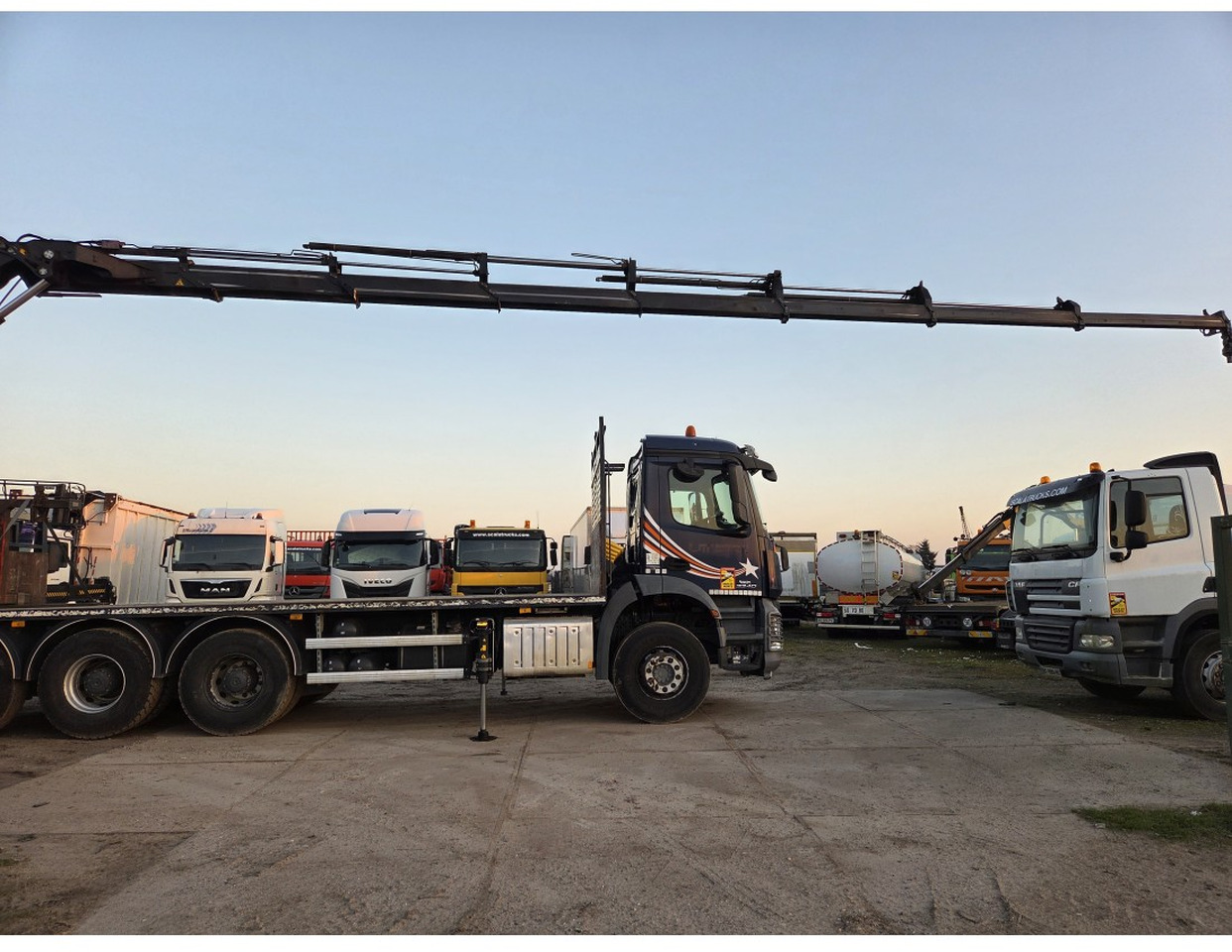 Mercedes Arocs 3240 8x4 Open Truck Crane HIAB X-HIDUO 258 E-7 7 extensions - Camião de caixa aberta/ Plataforma, Camião grua: foto 4 Mercedes Arocs 3240 8x4 Open Truck Crane HIAB X-HIDUO 258 E-7 7 extensions - Camião de caixa aberta/ Plataforma, Camião grua: foto 4