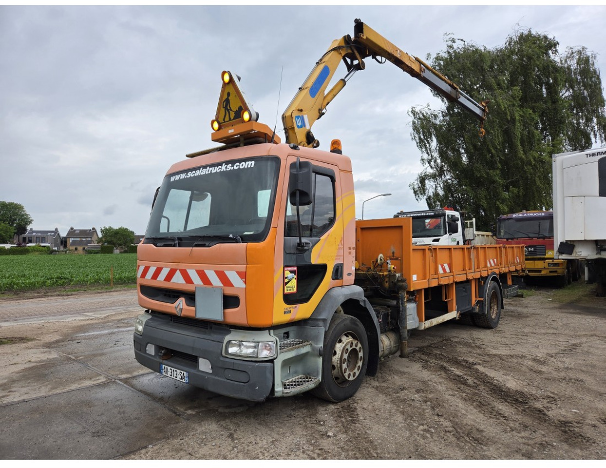 Renault Premium 300 MECHANICAL PUMP OPEN BOX COMPRESSOR CRANE EFFER 140/2S - Camião de caixa aberta/ Plataforma, Camião grua: foto 1 Renault Premium 300 MECHANICAL PUMP OPEN BOX COMPRESSOR CRANE EFFER 140/2S - Camião de caixa aberta/ Plataforma, Camião grua: foto 1