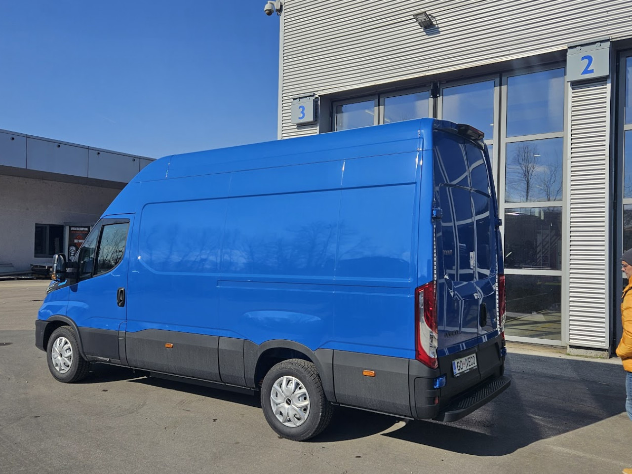 IVECO Daily ELEKTRIČNI 35 C 18H - Furgão de passageiros, Carrinha elétrica: foto 2 IVECO Daily ELEKTRIČNI 35 C 18H - Furgão de passageiros, Carrinha elétrica: foto 2