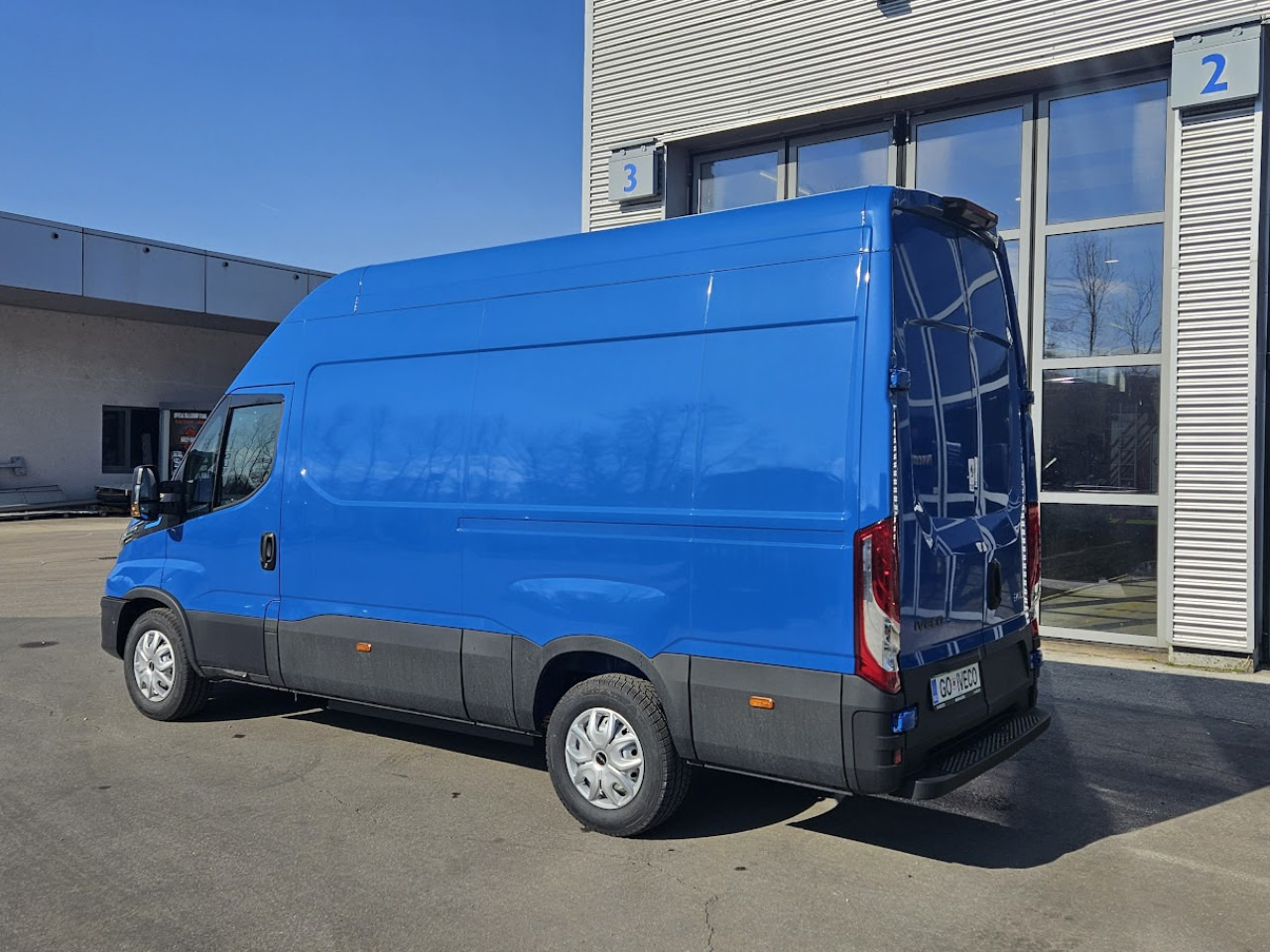 IVECO Daily ELEKTRIČNI 35 C 18H - Furgão de passageiros, Carrinha elétrica: foto 3 IVECO Daily ELEKTRIČNI 35 C 18H - Furgão de passageiros, Carrinha elétrica: foto 3