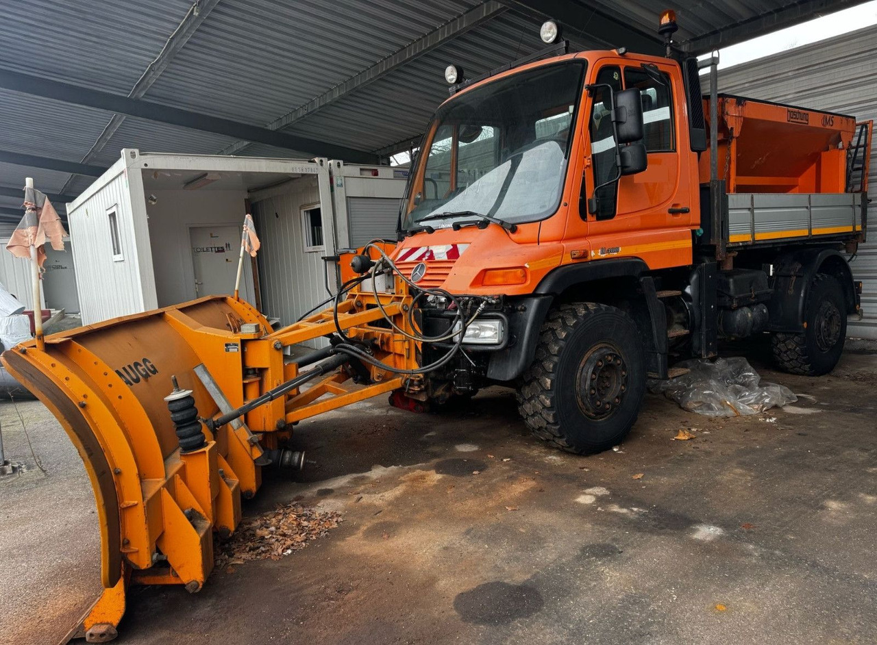 Unimog U400 4x4, Winterdienst, Schild+Streuer - Camião: foto 1 Unimog U400 4x4, Winterdienst, Schild+Streuer - Camião: foto 1