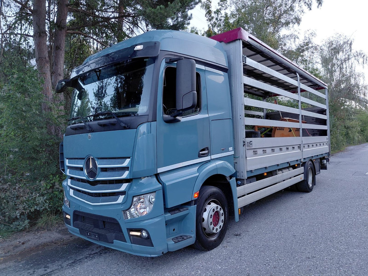 Mercedes-Benz Actros 1836 4x2, E6, Ladebordwand, Fahrschule - Camião de lona: foto 1 Mercedes-Benz Actros 1836 4x2, E6, Ladebordwand, Fahrschule - Camião de lona: foto 1