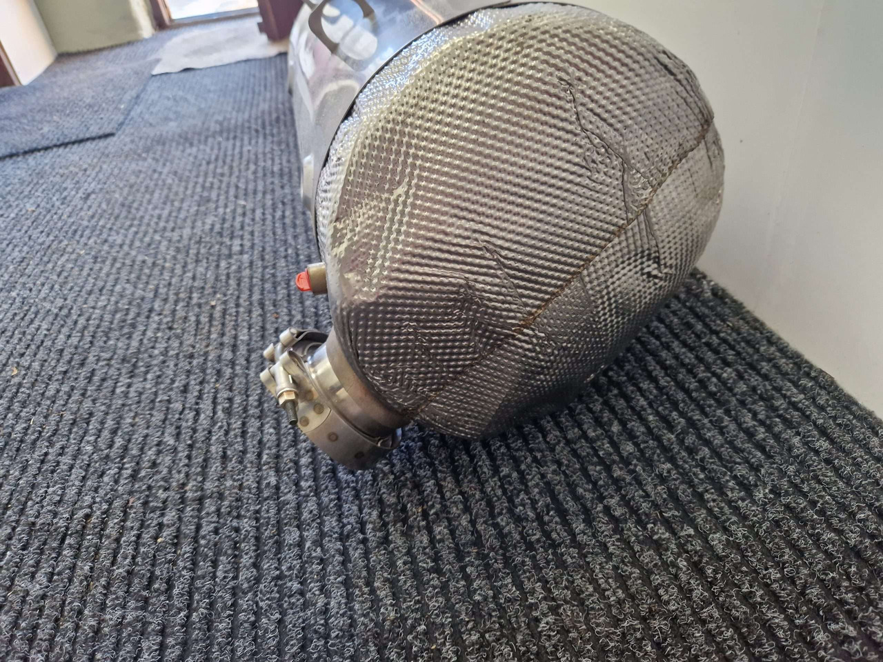 Exhaust silencer JCB 320/B6251 SCR Adblue - Motor e peças por Máquina de construção: foto 3 Exhaust silencer JCB 320/B6251 SCR Adblue - Motor e peças por Máquina de construção: foto 3