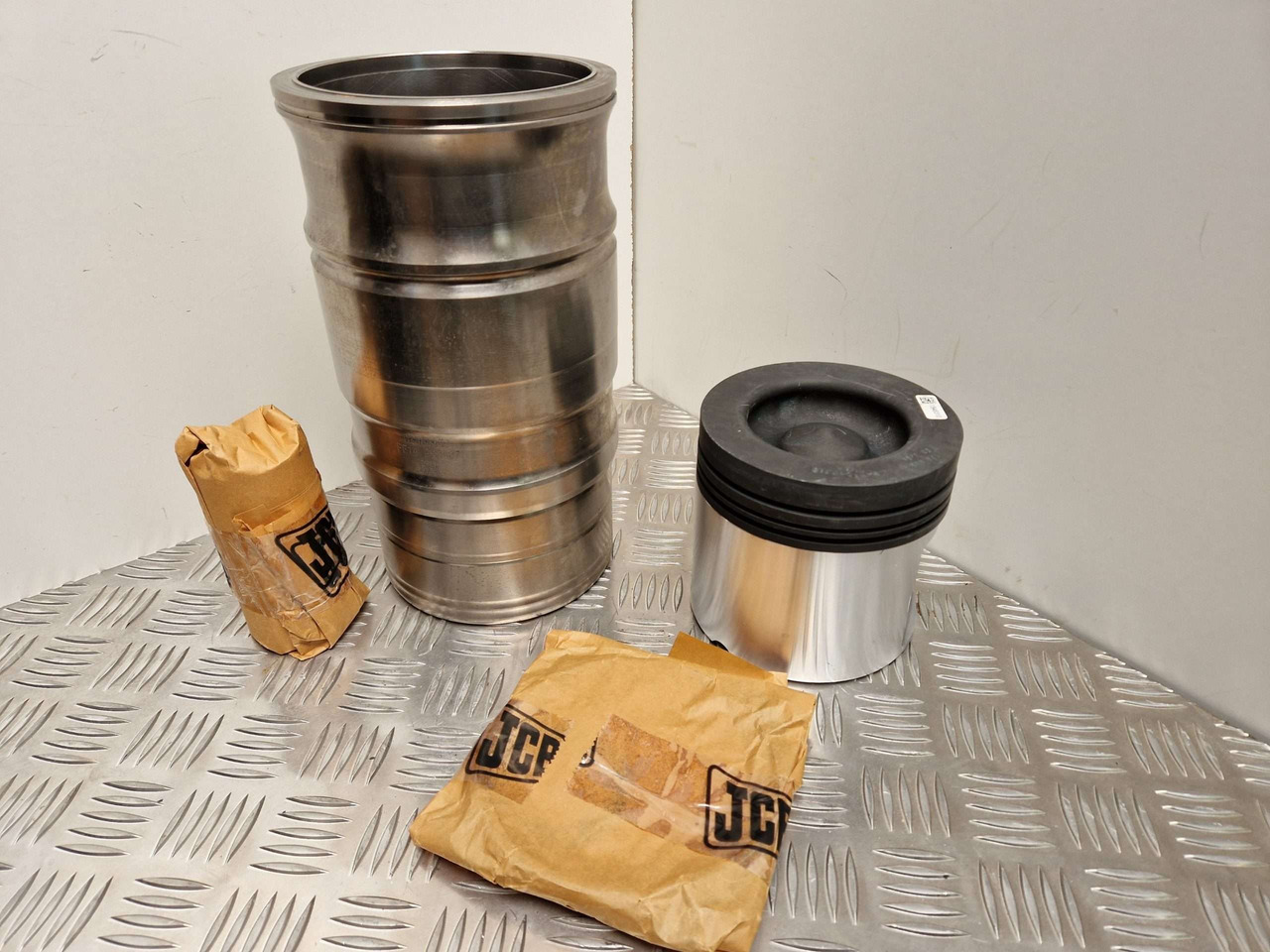 Scania 1549776 Piston Liner kit 127mm - Motor e peças por Máquina de construção: foto 1 Scania 1549776 Piston Liner kit 127mm - Motor e peças por Máquina de construção: foto 1