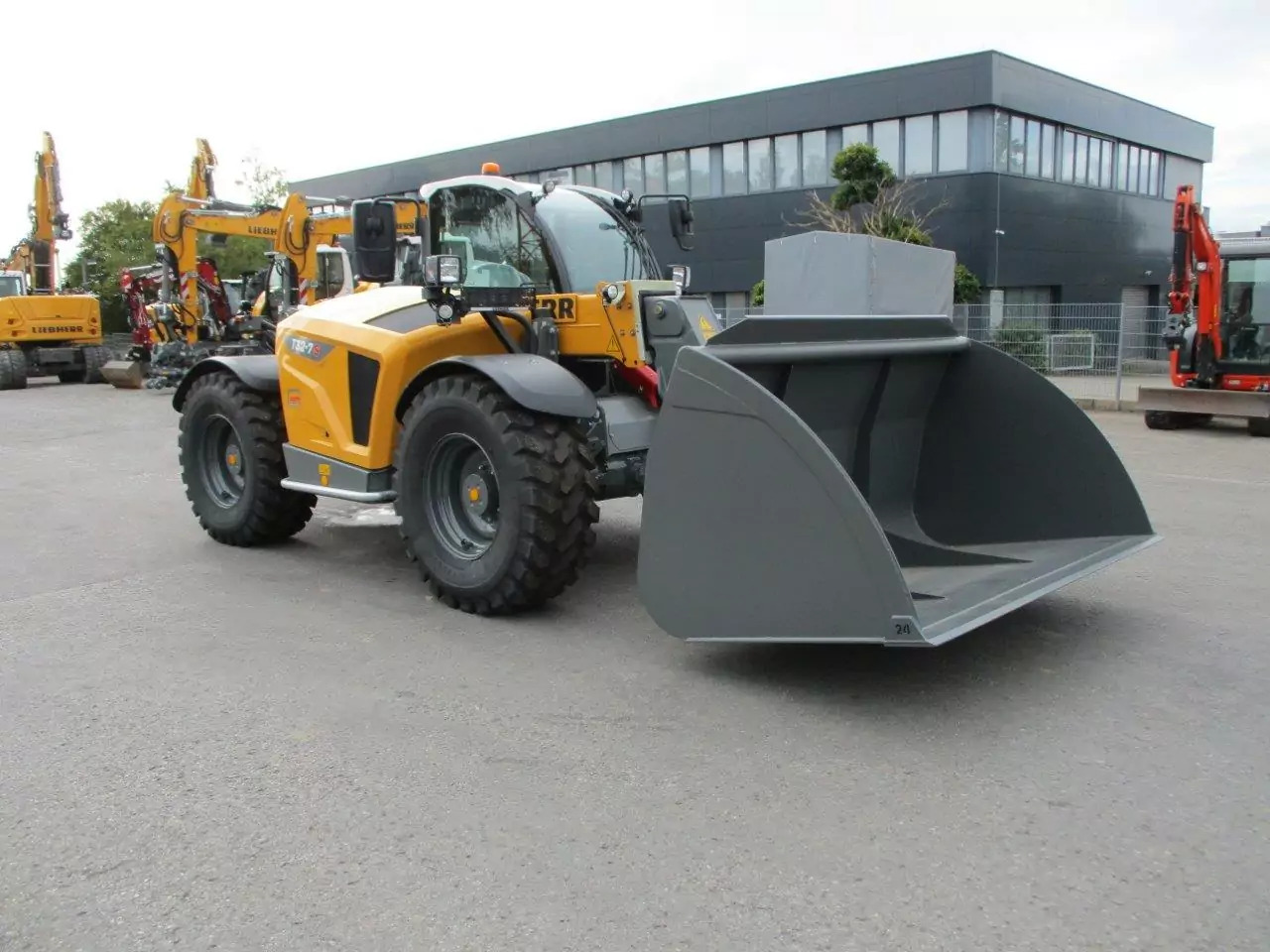 2024 Liebherr T 32-7s - Empilhador telescópico: foto 2 2024 Liebherr T 32-7s - Empilhador telescópico: foto 2