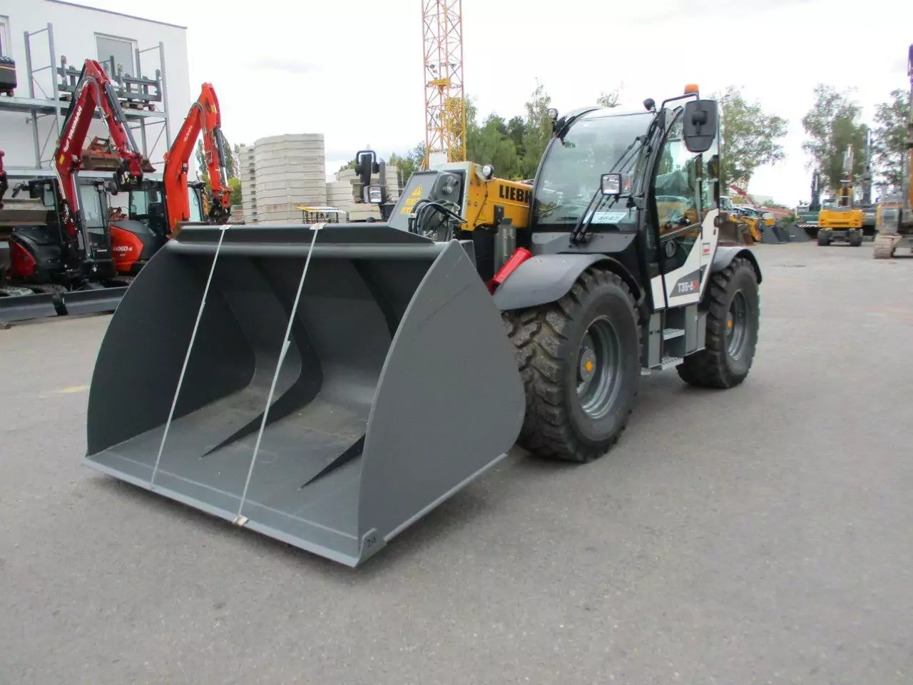 2024 Liebherr T 35-6s - Empilhador telescópico: foto 1 2024 Liebherr T 35-6s - Empilhador telescópico: foto 1