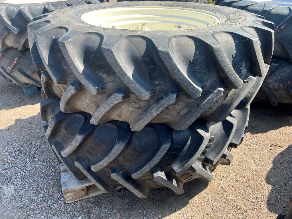 BKT 420/85R34 till New Holland T5070 - Pneu por Máquina agrícola: foto 1 BKT 420/85R34 till New Holland T5070 - Pneu por Máquina agrícola: foto 1
