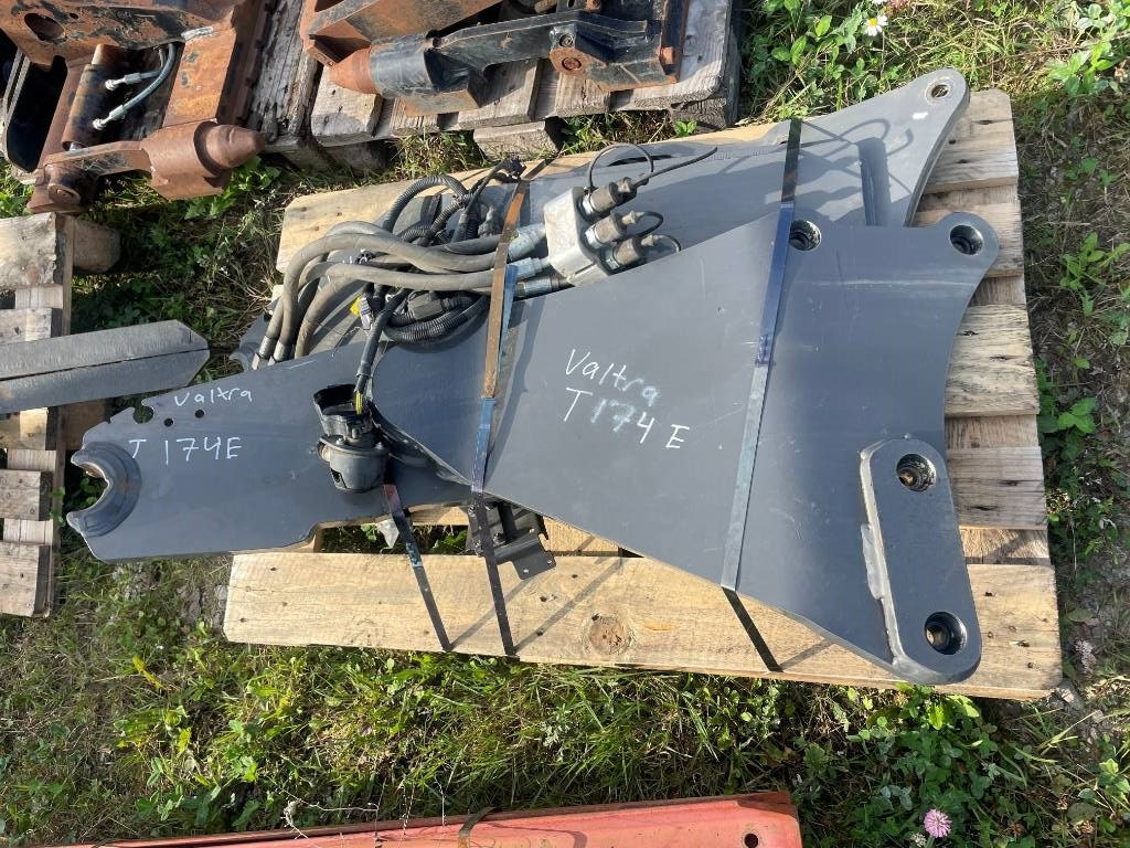 Lastarfäste Quicke Ålö till Valtra T174 - Acoplamento rápido: foto 1 Lastarfäste Quicke Ålö till Valtra T174 - Acoplamento rápido: foto 1