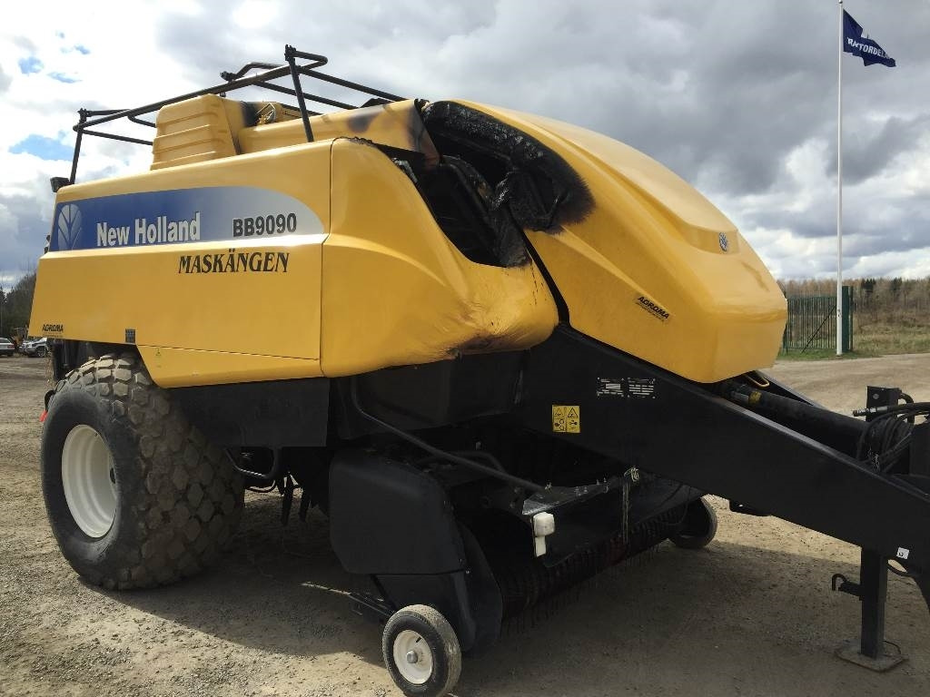New Holland BB9090 Damaged / Skadad - Enfardadeira de fardos quadrados: foto 4 New Holland BB9090 Damaged / Skadad - Enfardadeira de fardos quadrados: foto 4