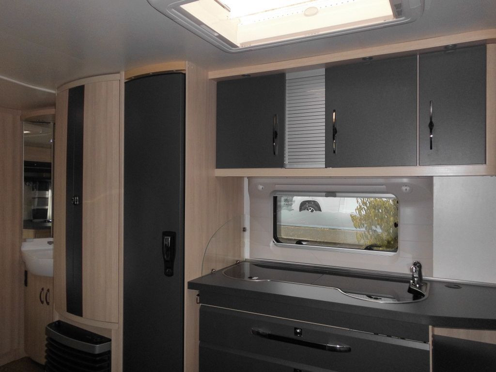 Caravana Hobby DE LUXE EDITION 650 KMFe Vorzelt, City, 2200kg: foto 17