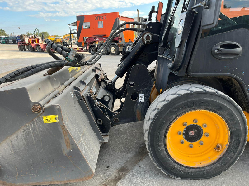 Pá carregadora de rodas JCB 155 T4 BUCKET & BRUSH: foto 16