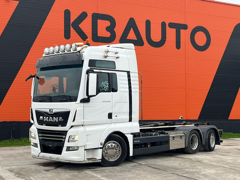 MAN TGX 26.500 6x2*4 HIAB XR 21 ton / CHASSIS L=5300 mm - Camião polibenne: foto 1 MAN TGX 26.500 6x2*4 HIAB XR 21 ton / CHASSIS L=5300 mm - Camião polibenne: foto 1