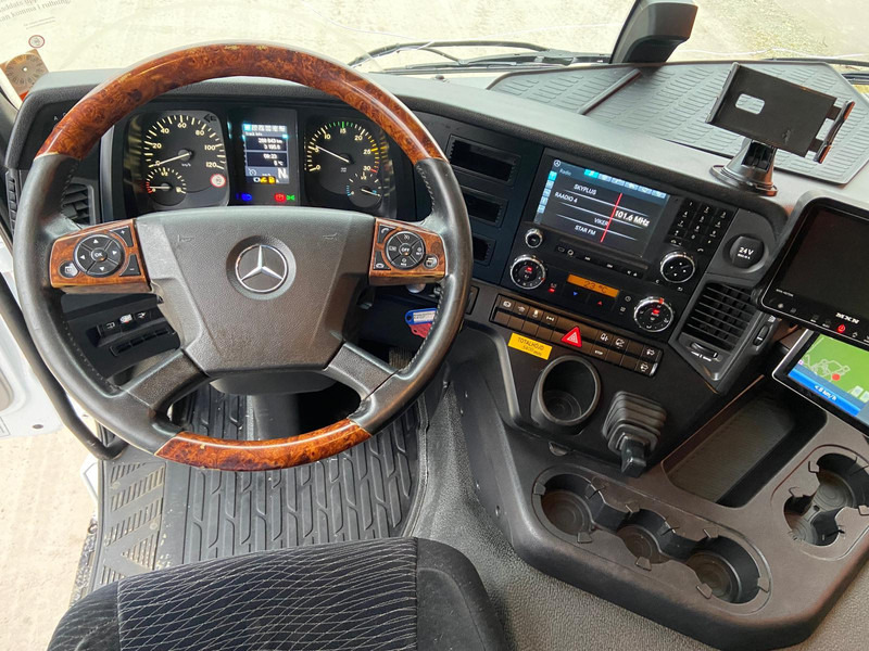 Fotografia de interior 1: Camião furgão Mercedes-Benz Antos 1827 4x2 BOX L=7538 mm