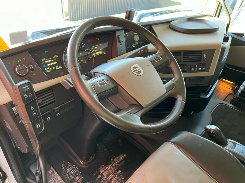Fotografia de interior 1: Camião de caixa aberta/ Plataforma, Camião grua Volvo FH 540 8x2*6 EFFER 685/6S + JIB + WINCH / PLATFORM 6072-7081 mm EXTENDABLE