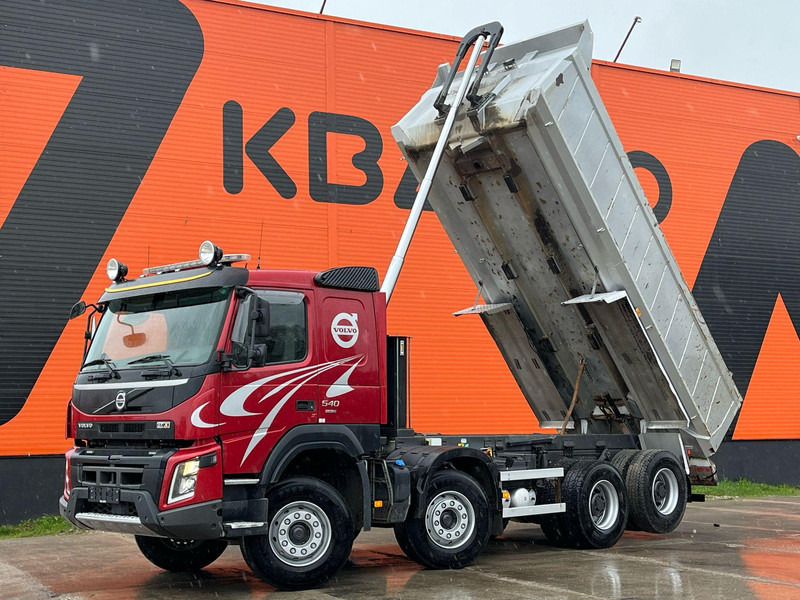 Volvo FMX 540 8x4 RETARDER / TANDEM AXLE LIFT / BIG AXLES / BOX L=5703 mm - Camião basculante: foto 2 Volvo FMX 540 8x4 RETARDER / TANDEM AXLE LIFT / BIG AXLES / BOX L=5703 mm - Camião basculante: foto 2