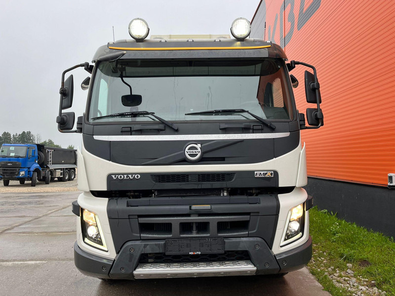 Volvo FMX 540 8x4 TANDEM AXLE LIFT / BIG AXLES / BOX L=5695 mm - Camião basculante: foto 3 Volvo FMX 540 8x4 TANDEM AXLE LIFT / BIG AXLES / BOX L=5695 mm - Camião basculante: foto 3