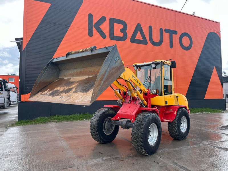 Volvo L 30 B-Z/X 4x4 AC / QUICK COUPLER / BUCKET + FORKS - Pá carregadora de rodas: foto 1 Volvo L 30 B-Z/X 4x4 AC / QUICK COUPLER / BUCKET + FORKS - Pá carregadora de rodas: foto 1