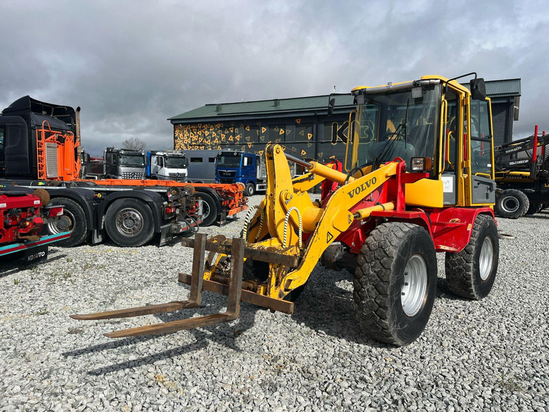 Volvo L 30 B-Z/X 4x4 AC / QUICK COUPLER / BUCKET + FORKS - Pá carregadora de rodas: foto 2 Volvo L 30 B-Z/X 4x4 AC / QUICK COUPLER / BUCKET + FORKS - Pá carregadora de rodas: foto 2
