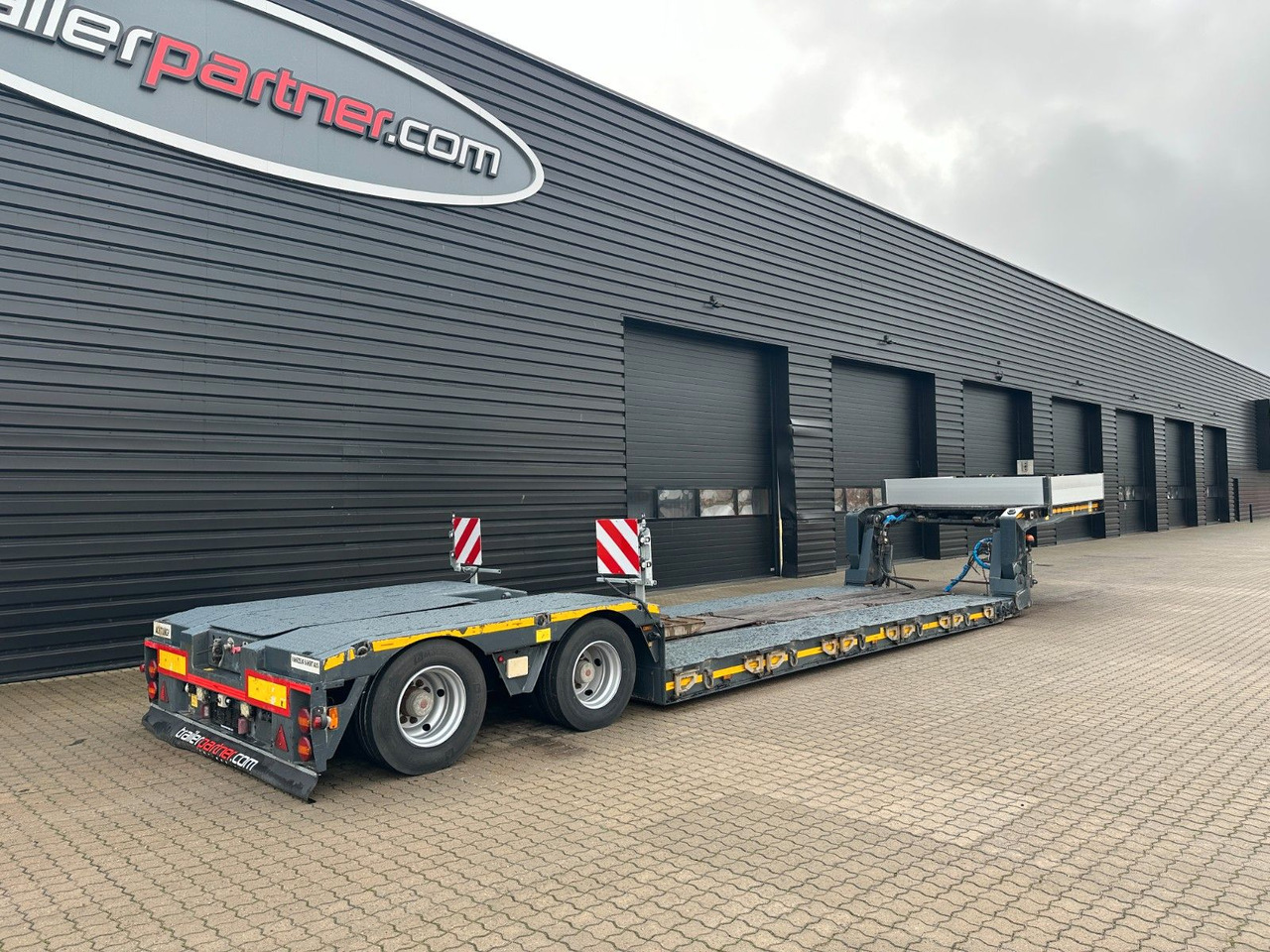 Faymonville 2 achs tiefbett / 2 x ausziehbar / 17.450 mm Faymonville 2 achs tiefbett / 2 x ausziehbar / 17.450 mm - Semi-reboque baixa: foto 4 Faymonville 2 achs tiefbett / 2 x ausziehbar / 17.450 mm Faymonville 2 achs tiefbett / 2 x ausziehbar / 17.450 mm - Semi-reboque baixa: foto 4