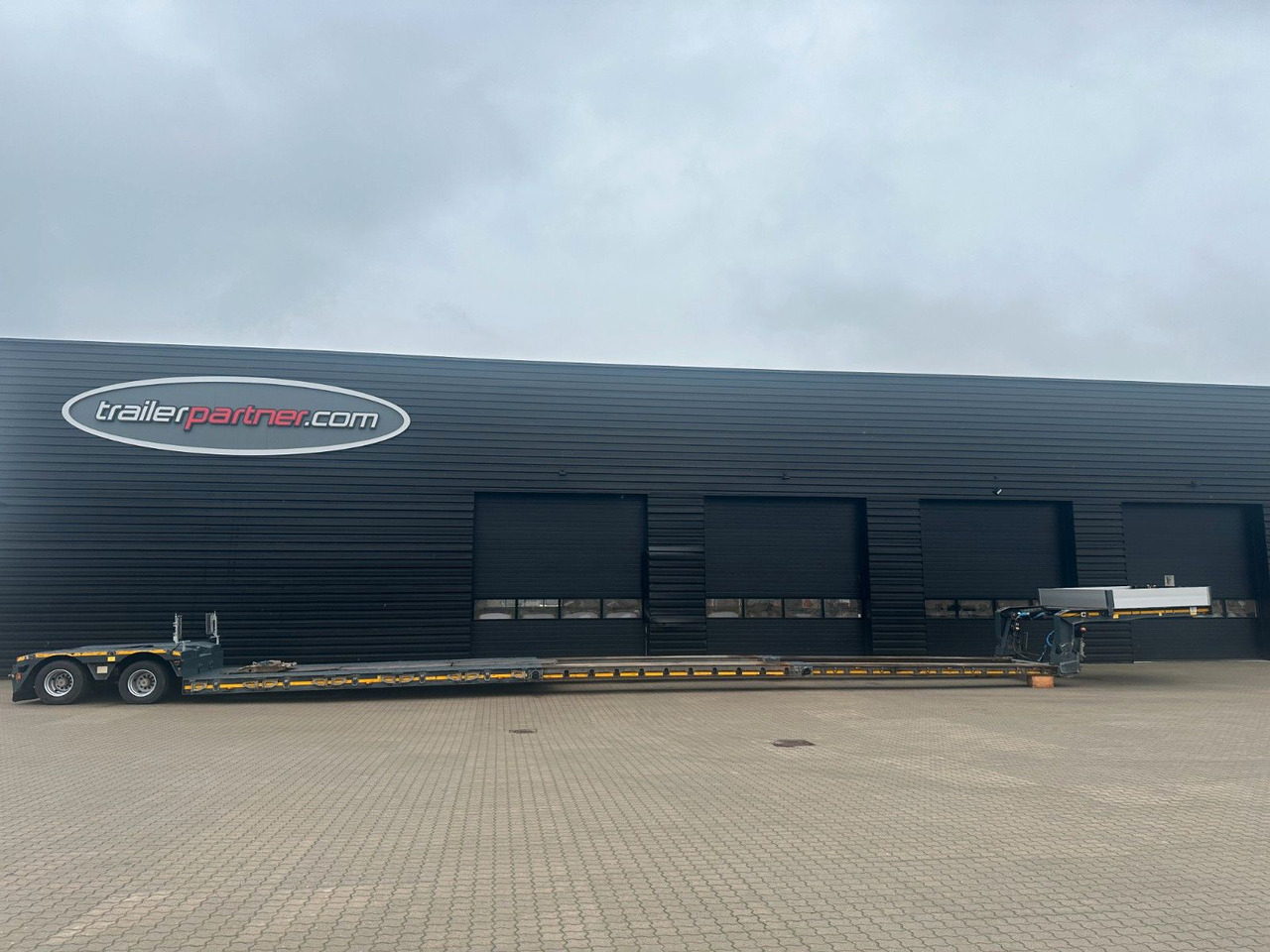 Faymonville 2 achs tiefbett / 2 x ausziehbar / 17.450 mm Faymonville 2 achs tiefbett / 2 x ausziehbar / 17.450 mm - Semi-reboque baixa: foto 1 Faymonville 2 achs tiefbett / 2 x ausziehbar / 17.450 mm Faymonville 2 achs tiefbett / 2 x ausziehbar / 17.450 mm - Semi-reboque baixa: foto 1