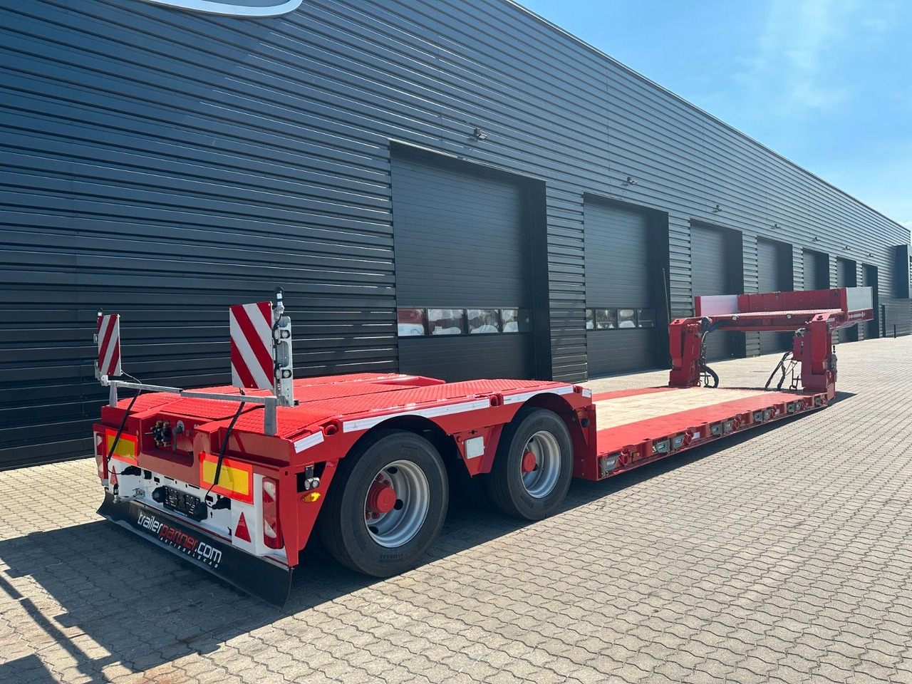 Faymonville Megamax 2 achs tiefbett / Neu Lackiert Faymonville Megamax 2 achs tiefbett / Neu Lackiert - Semi-reboque baixa: foto 2 Faymonville Megamax 2 achs tiefbett / Neu Lackiert Faymonville Megamax 2 achs tiefbett / Neu Lackiert - Semi-reboque baixa: foto 2