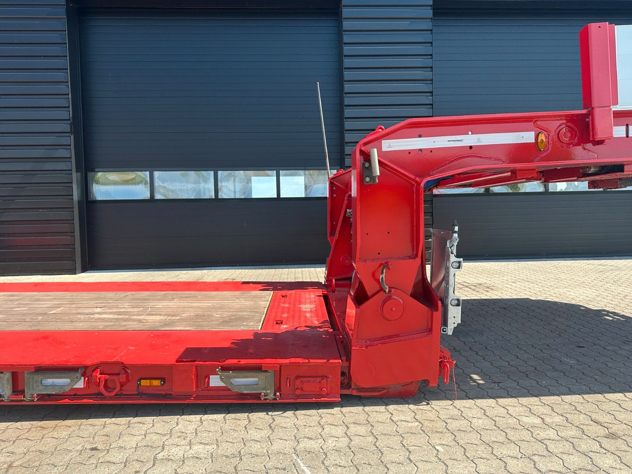 Faymonville Megamax 2 achs tiefbett / Neu Lackiert Faymonville Megamax 2 achs tiefbett / Neu Lackiert - Semi-reboque baixa: foto 4 Faymonville Megamax 2 achs tiefbett / Neu Lackiert Faymonville Megamax 2 achs tiefbett / Neu Lackiert - Semi-reboque baixa: foto 4
