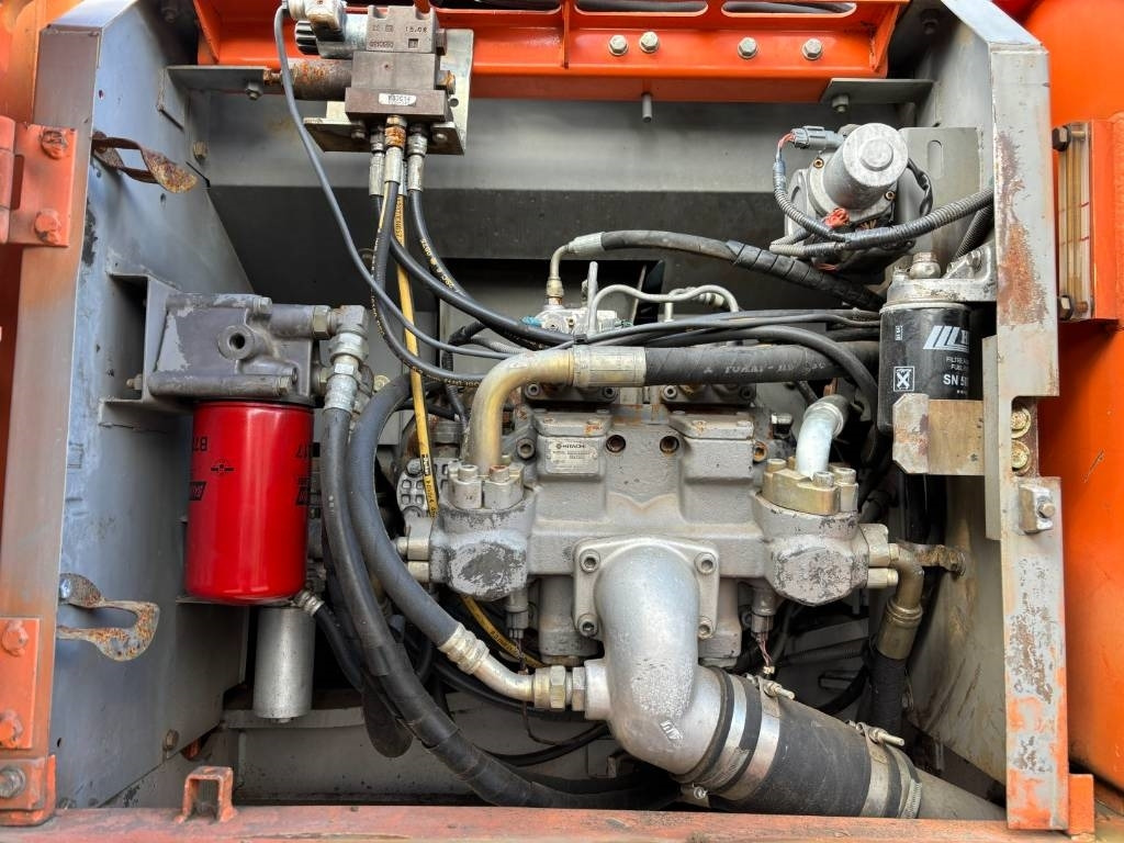 Hitachi ZX210 -- 6 cylinder isuzu -- manual engine! - Escavadora de rastos: foto 5 Hitachi ZX210 -- 6 cylinder isuzu -- manual engine! - Escavadora de rastos: foto 5