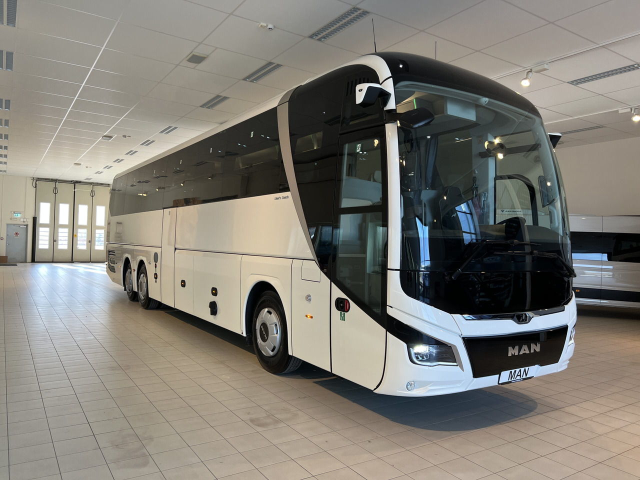 MAN Lions Coach R08 Euro 6E (Dark Edition) - Autocarro: foto 2 MAN Lions Coach R08 Euro 6E (Dark Edition) - Autocarro: foto 2