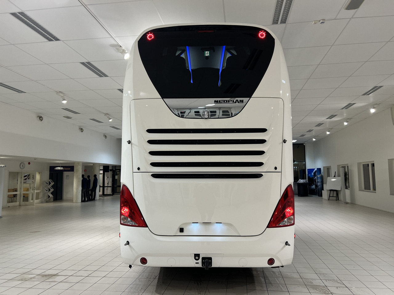 NEOPLAN SKYLINER P06 Euro 6E V.I.P / Exclusive Class (Dark Edition) - Autocarro: foto 5 NEOPLAN SKYLINER P06 Euro 6E V.I.P / Exclusive Class (Dark Edition) - Autocarro: foto 5