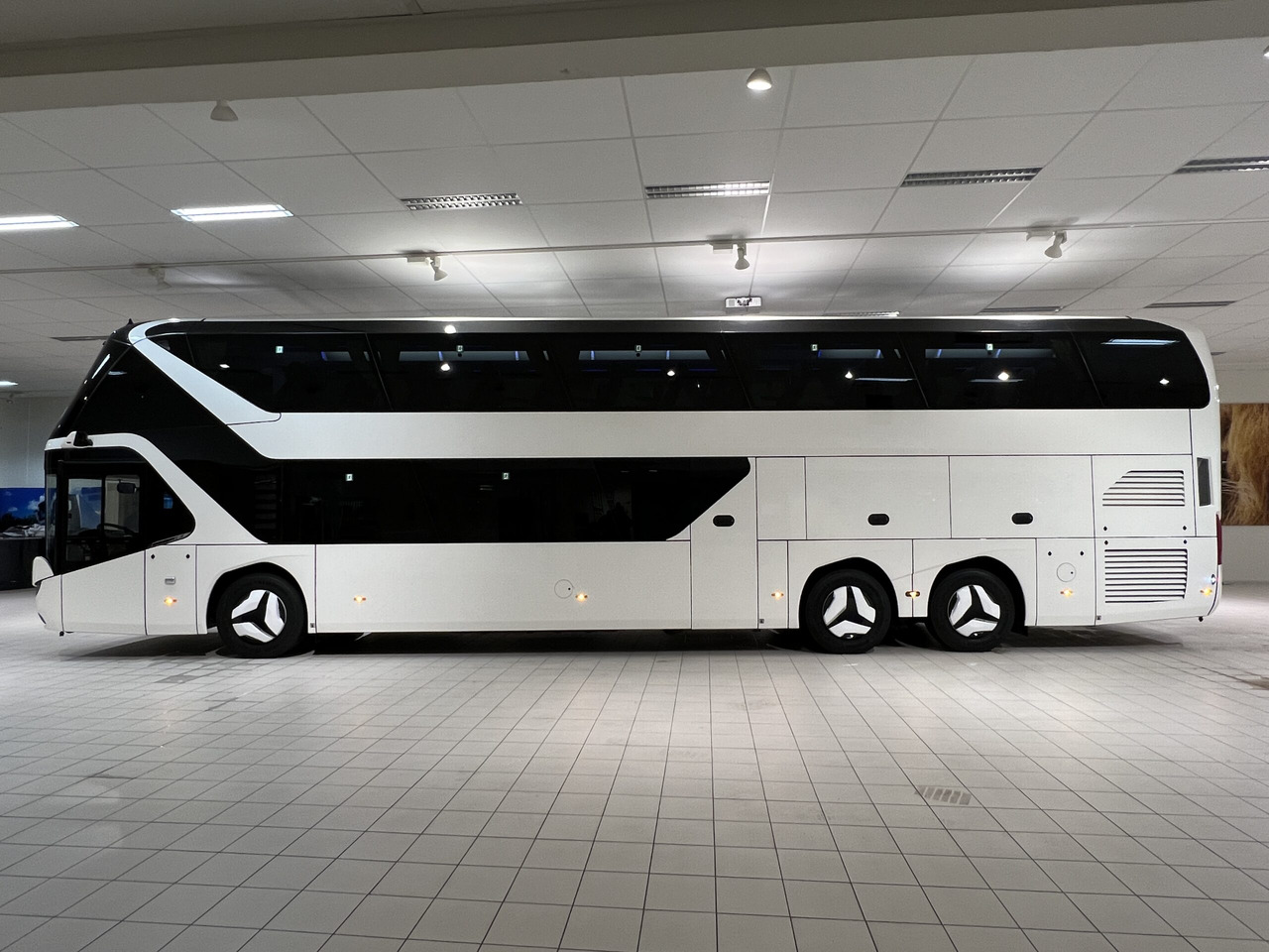 NEOPLAN SKYLINER P06 Euro 6E V.I.P / Exclusive Class (Dark Edition) - Autocarro: foto 3 NEOPLAN SKYLINER P06 Euro 6E V.I.P / Exclusive Class (Dark Edition) - Autocarro: foto 3