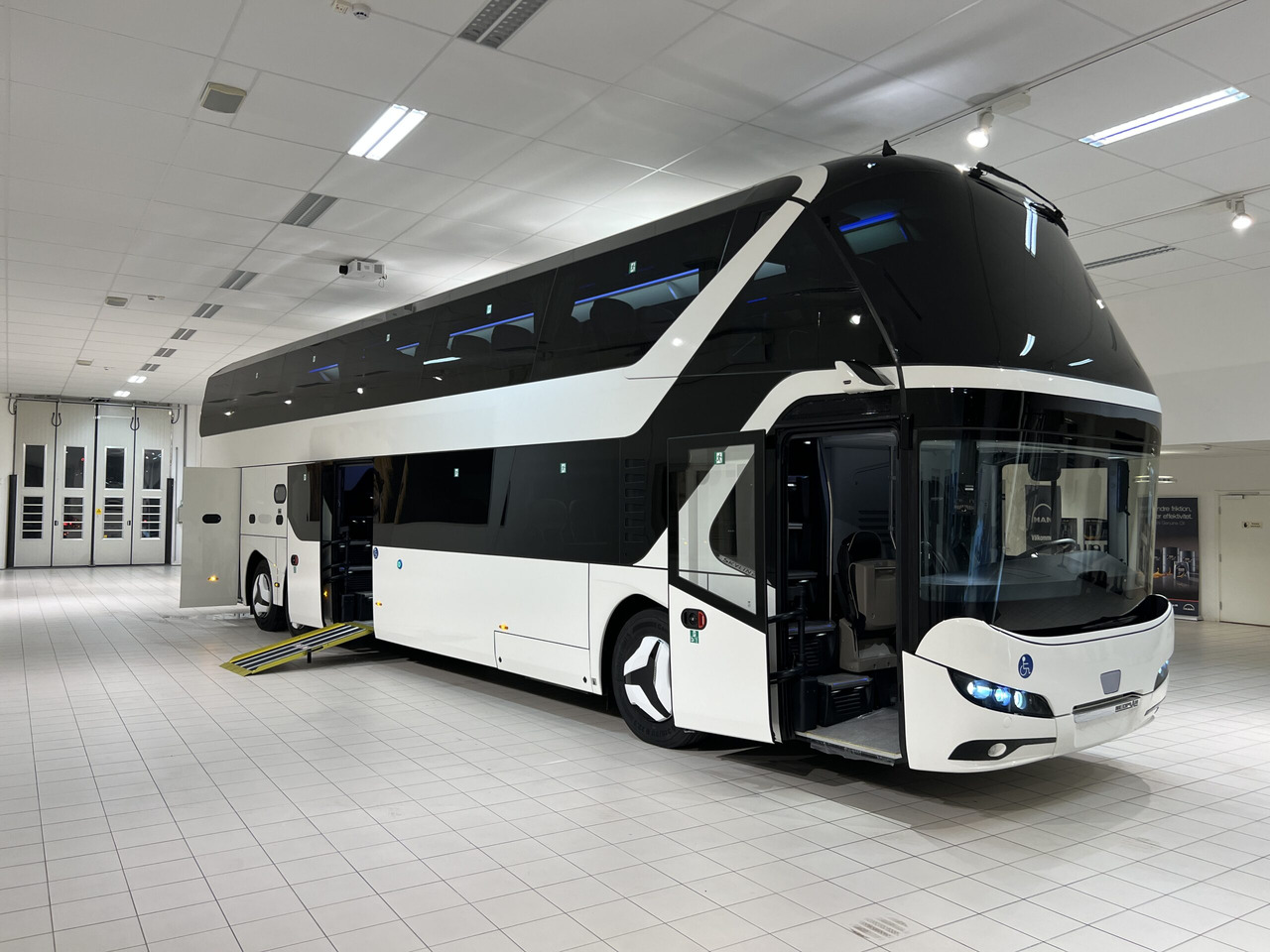 NEOPLAN SKYLINER P06 Euro 6E V.I.P / Exclusive Class (Dark Edition) - Autocarro: foto 1 NEOPLAN SKYLINER P06 Euro 6E V.I.P / Exclusive Class (Dark Edition) - Autocarro: foto 1