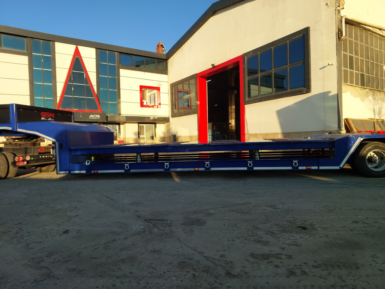 GVN Trailer 2 AXLE HYDRAULIC PLATFORM LOWBED - Semi-reboque baixa: foto 3 GVN Trailer 2 AXLE HYDRAULIC PLATFORM LOWBED - Semi-reboque baixa: foto 3