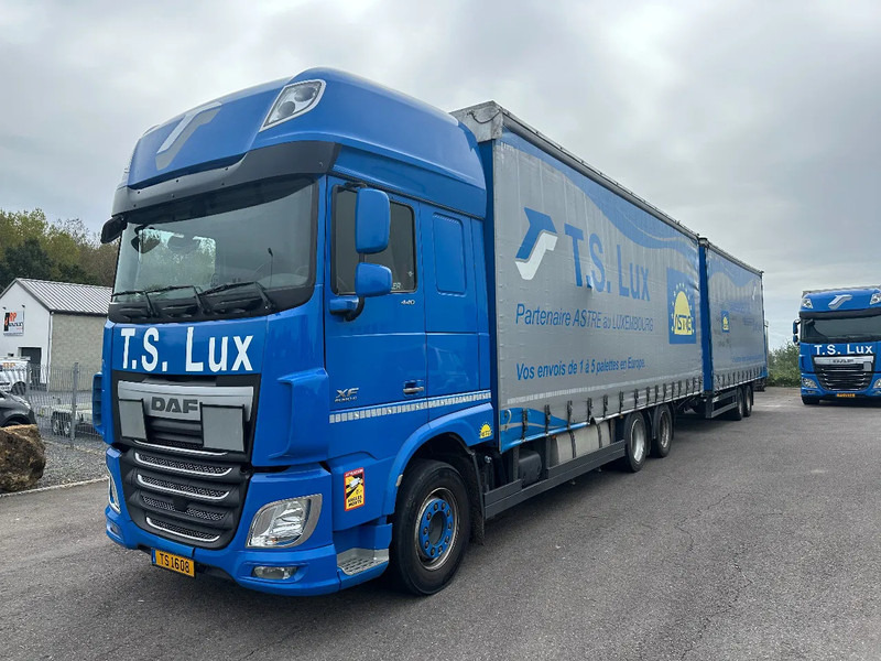 DAF XF 440 6x2 / SUPERSPACECAB / KOMBI MIT ANHANGER SCHMITZ 2016 / DURCHLADEN / 2 STUCK - Camião de lona: foto 1 DAF XF 440 6x2 / SUPERSPACECAB / KOMBI MIT ANHANGER SCHMITZ 2016 / DURCHLADEN / 2 STUCK - Camião de lona: foto 1