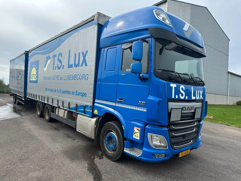 DAF XF 440 6x2 / SUPERSPACECAB / KOMBI MIT ANHANGER SCHMITZ 2016 / DURCHLADEN / 2 STUCK - Camião de lona: foto 2 DAF XF 440 6x2 / SUPERSPACECAB / KOMBI MIT ANHANGER SCHMITZ 2016 / DURCHLADEN / 2 STUCK - Camião de lona: foto 2