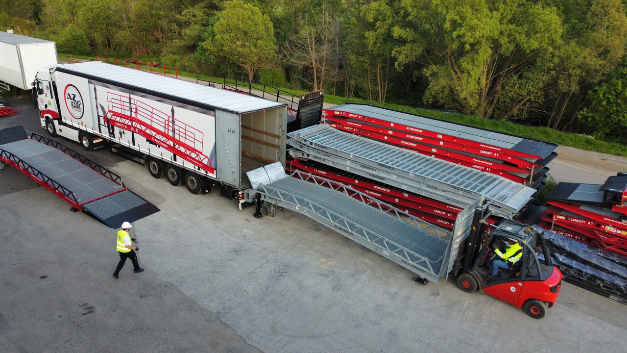 Loading Ramp with with hydraulic tilting bridge - AZ RAMP - STAR- 8T FULL GALVA - Rampa de carregamento: foto 2 Loading Ramp with with hydraulic tilting bridge - AZ RAMP - STAR- 8T FULL GALVA - Rampa de carregamento: foto 2