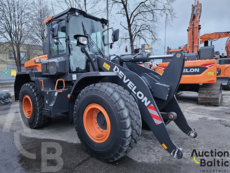 Develon DL250 - Pá carregadora de rodas: foto 1 Develon DL250 - Pá carregadora de rodas: foto 1