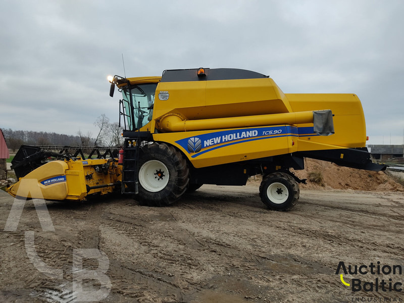 New Holland TC 5.90 - Ceifeira debulhadora: foto 4 New Holland TC 5.90 - Ceifeira debulhadora: foto 4