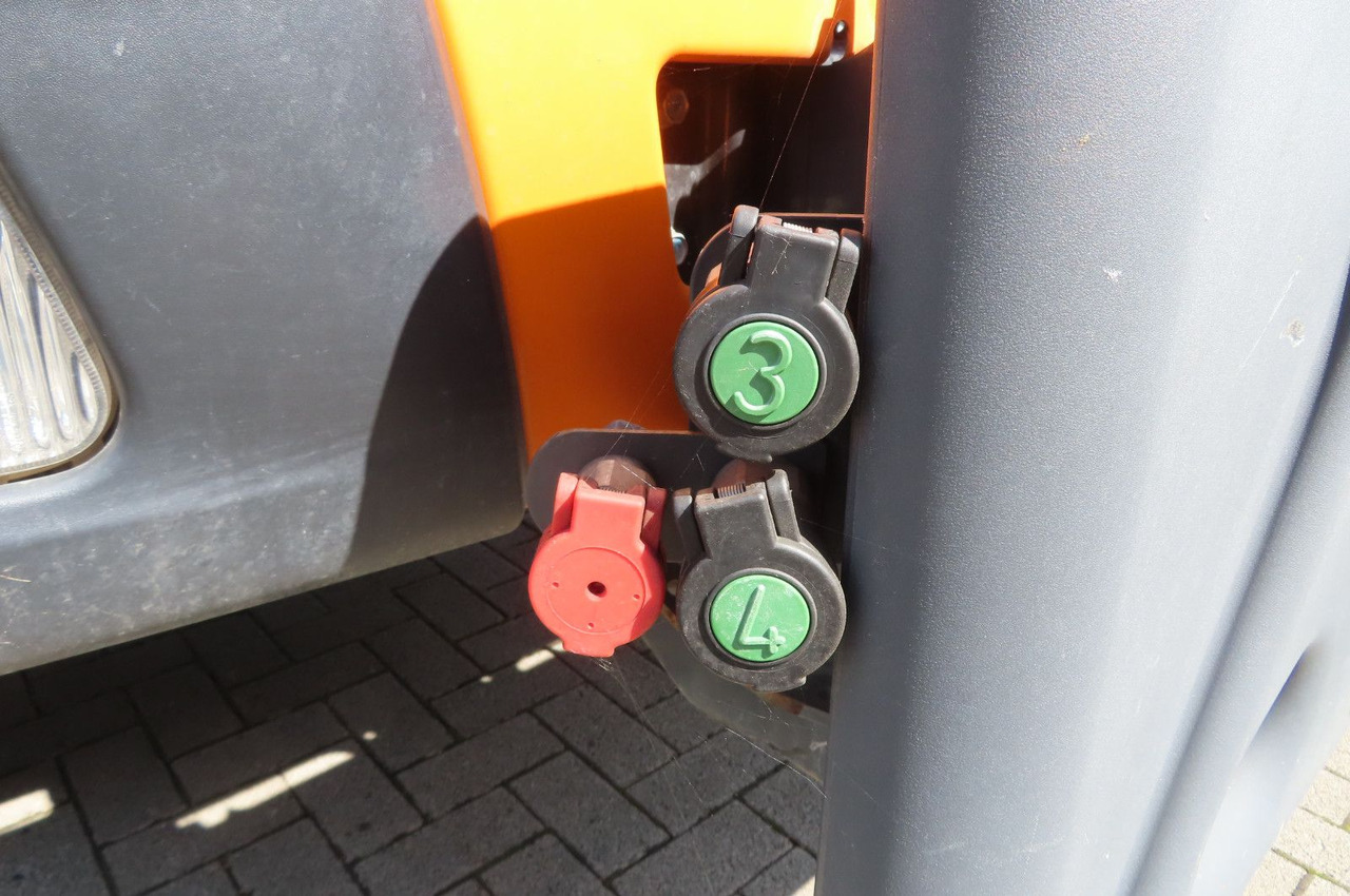 FUSO Canter 6 C 18 4x4 Kommunal Winterdienst - Carrinha basculante: foto 4 FUSO Canter 6 C 18 4x4 Kommunal Winterdienst - Carrinha basculante: foto 4