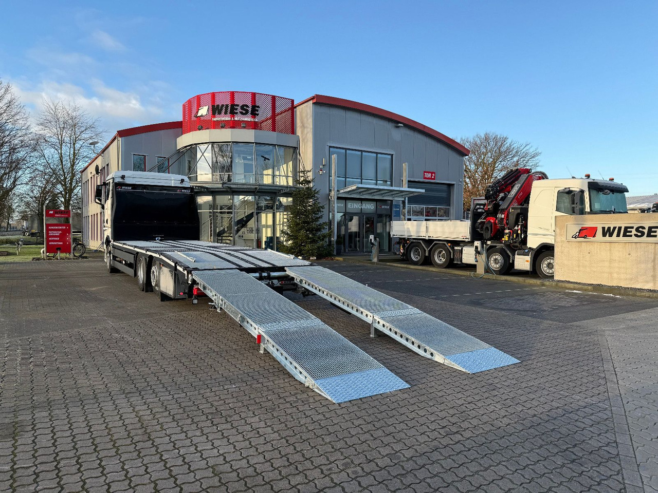 MAN Baumaschinen-  Arbeitsbühnentransporter Rampen - Camião transporte de veículos: foto 1 MAN Baumaschinen-  Arbeitsbühnentransporter Rampen - Camião transporte de veículos: foto 1