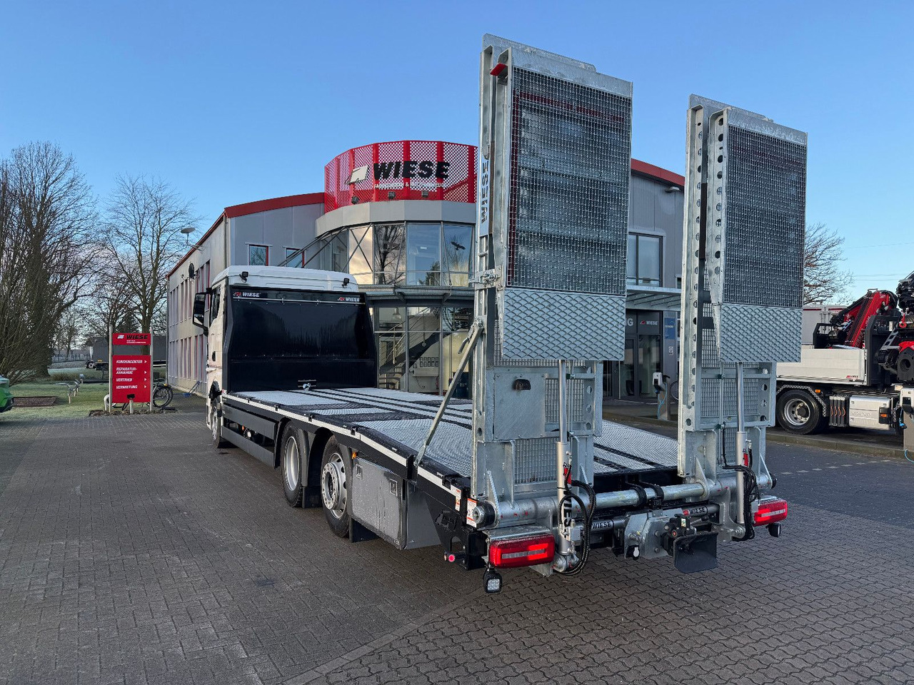 MAN Baumaschinen- Arbeitsbühnentransporter Rampen - Camião de caixa aberta/ Plataforma: foto 5 MAN Baumaschinen- Arbeitsbühnentransporter Rampen - Camião de caixa aberta/ Plataforma: foto 5