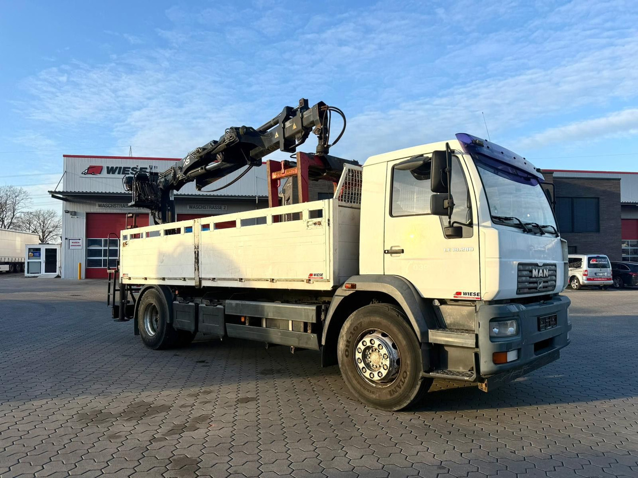 MAN LE 18.280 Pritsche mit HIAB 133 K PRO/HIPRO Kran - Camião de caixa aberta/ Plataforma, Camião grua: foto 1 MAN LE 18.280 Pritsche mit HIAB 133 K PRO/HIPRO Kran - Camião de caixa aberta/ Plataforma, Camião grua: foto 1