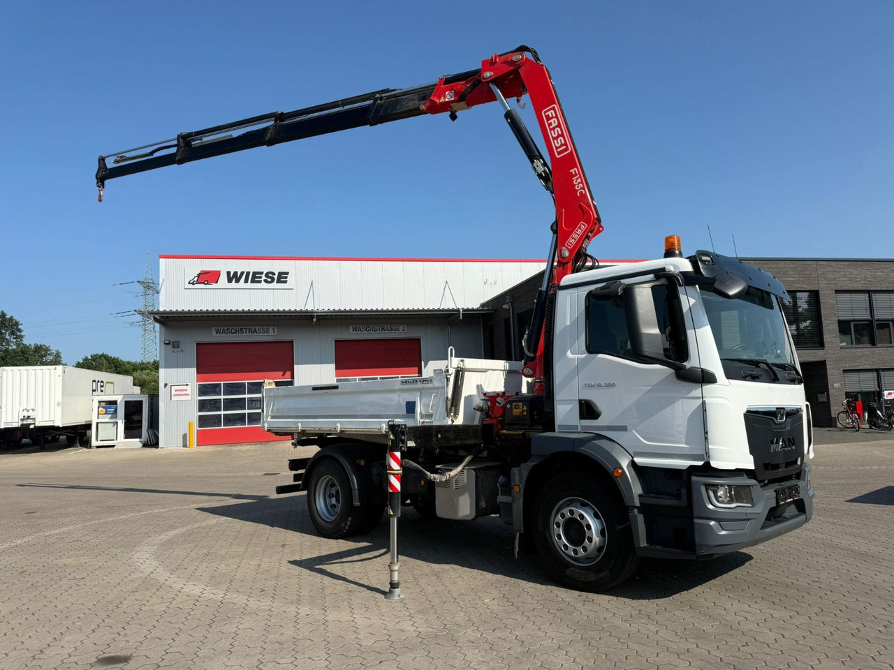 MAN TGM 18.320 4x2 BB mit Kran Fassi F135 Kipper - Camião basculante, Camião grua: foto 1 MAN TGM 18.320 4x2 BB mit Kran Fassi F135 Kipper - Camião basculante, Camião grua: foto 1