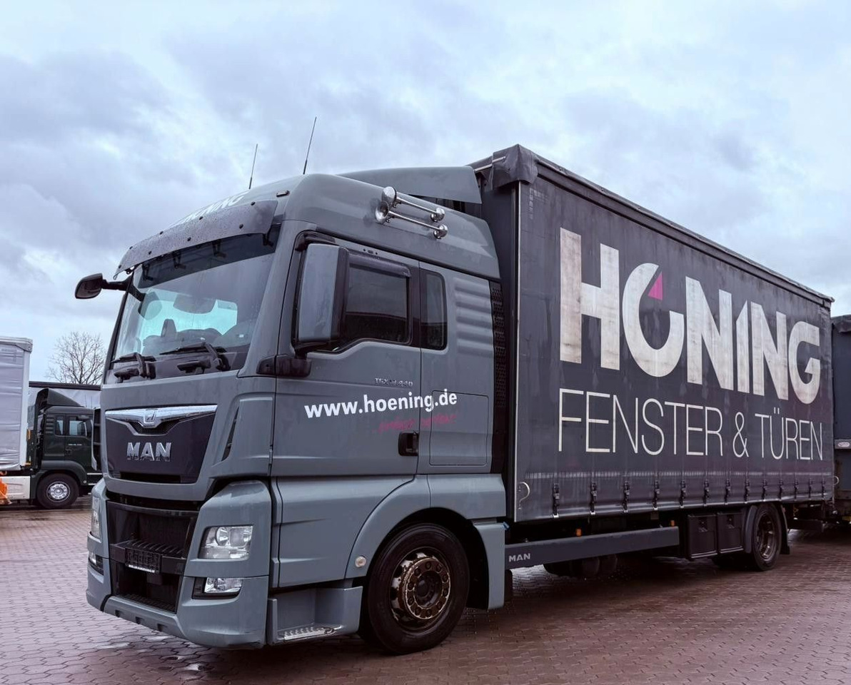 MAN TGX 18.440 LL Volumen LKW mit Staplerhalterung MAN TGX 18.440 LL Volumen LKW mit Staplerhalterung - Camião de lona: foto 1 MAN TGX 18.440 LL Volumen LKW mit Staplerhalterung MAN TGX 18.440 LL Volumen LKW mit Staplerhalterung - Camião de lona: foto 1