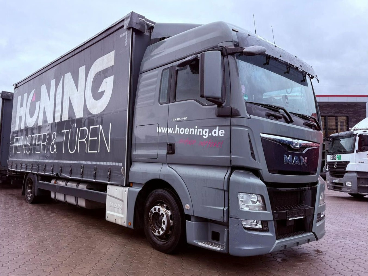 MAN TGX 18.440 LL Volumen LKW mit Staplerhalterung MAN TGX 18.440 LL Volumen LKW mit Staplerhalterung - Camião de lona: foto 2 MAN TGX 18.440 LL Volumen LKW mit Staplerhalterung MAN TGX 18.440 LL Volumen LKW mit Staplerhalterung - Camião de lona: foto 2