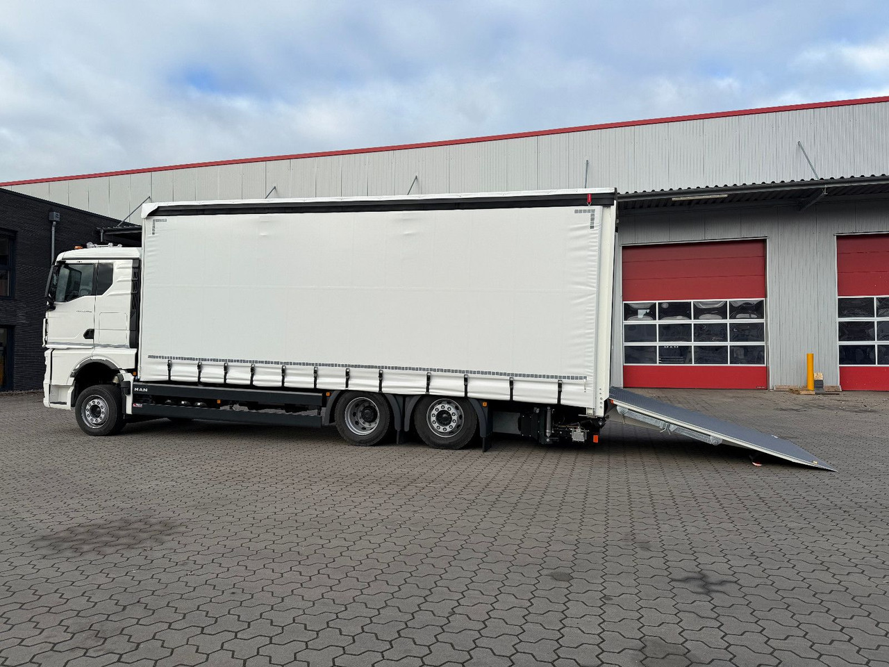 MAN TGX 26.440 6x2 LL Schwerlast Ladebordwand/Rampe - Camião de lona: foto 2 MAN TGX 26.440 6x2 LL Schwerlast Ladebordwand/Rampe - Camião de lona: foto 2