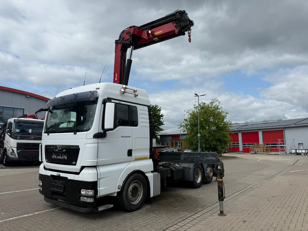 MAN TGX 26.440 6x2 mit HMF 3000-5 Kran TÜV NEU - Camião grua: foto 1 MAN TGX 26.440 6x2 mit HMF 3000-5 Kran TÜV NEU - Camião grua: foto 1
