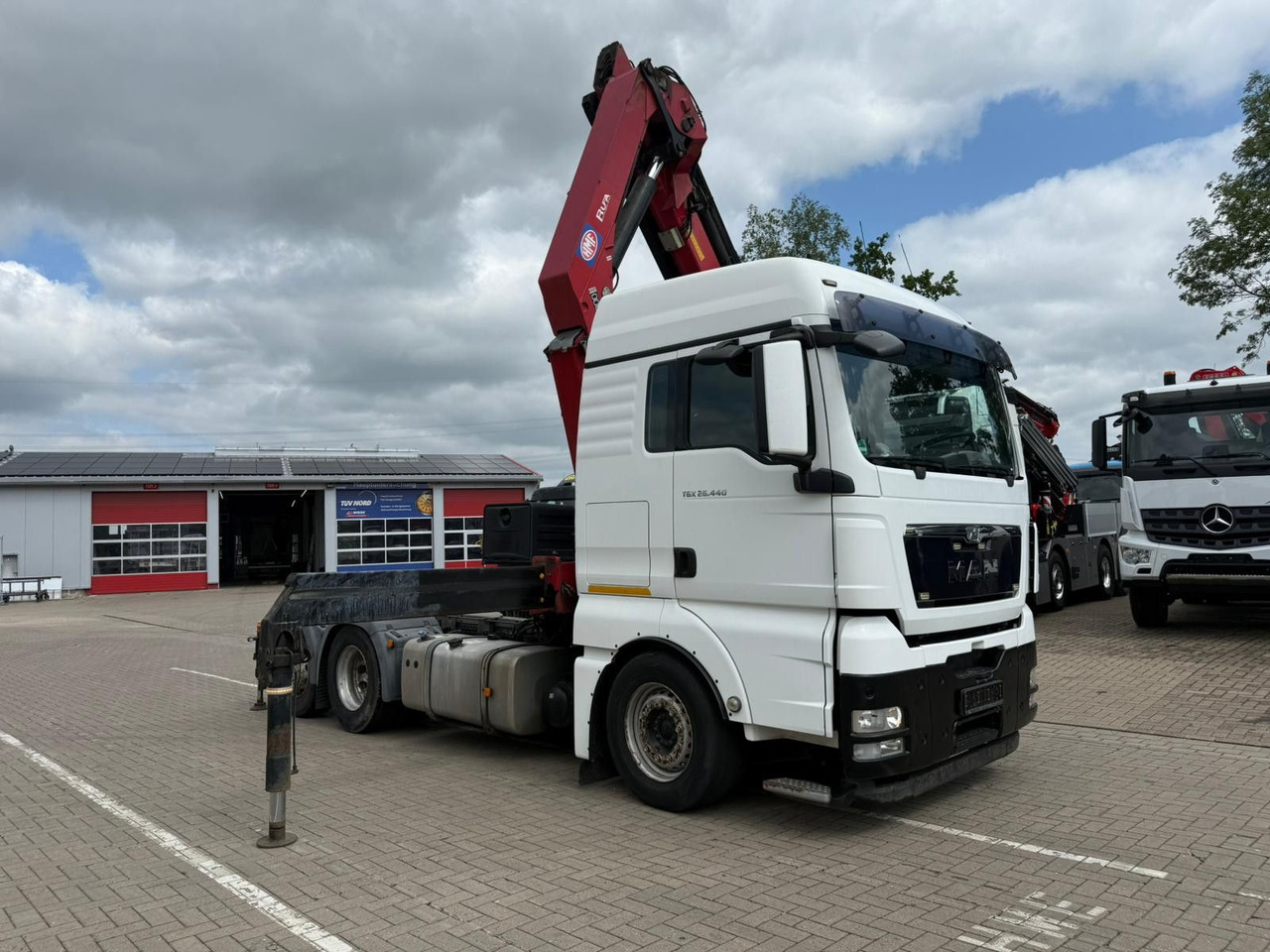 MAN TGX 26.440 6x2 mit HMF 3000-5 Kran TÜV NEU - Camião grua: foto 2 MAN TGX 26.440 6x2 mit HMF 3000-5 Kran TÜV NEU - Camião grua: foto 2