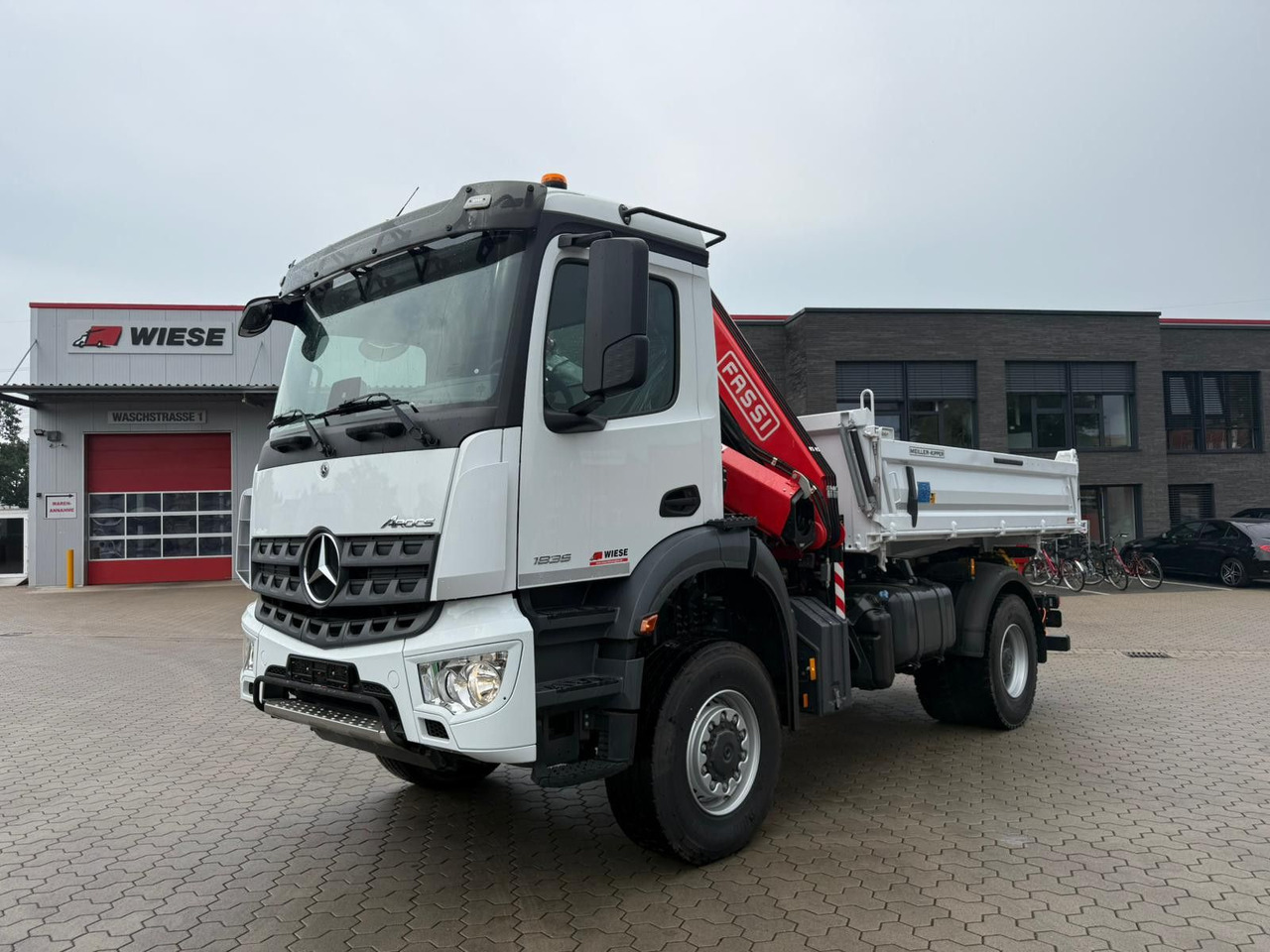 Mercedes-Benz Arocs 1835 4x2 Meiller Fassi F135 Kran Kipper - Camião basculante, Camião grua: foto 1 Mercedes-Benz Arocs 1835 4x2 Meiller Fassi F135 Kran Kipper - Camião basculante, Camião grua: foto 1