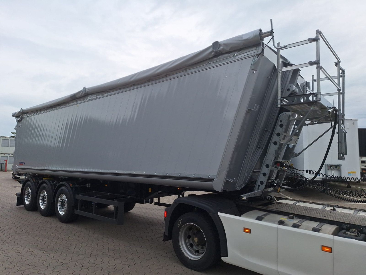 Schmitz Cargobull Kipper 52m³ mit gekröpftem Chassis - Semi-reboque basculante: foto 2 Schmitz Cargobull Kipper 52m³ mit gekröpftem Chassis - Semi-reboque basculante: foto 2